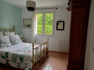 米尼亚卢博瓦尔Marie的一间卧室设有一张床和一个窗口