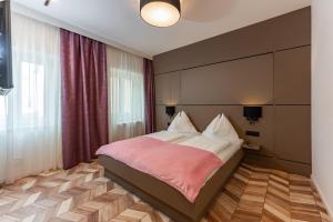 萨尔茨堡Villa Elisa的一间卧室配有一张带粉色毯子的床