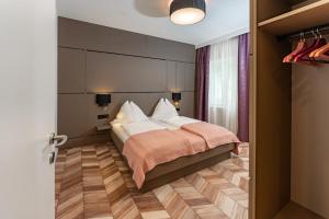 萨尔茨堡Villa Elisa的一间卧室配有一张带大床头板的床