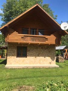 亚列姆切Yablunevyi Tsvit的小木屋设有窗户和屋顶