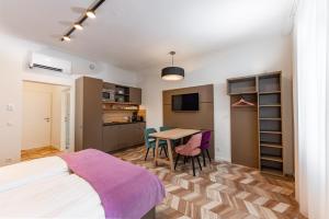 萨尔茨堡Villa Elisa的卧室配有一张床和一张桌子及椅子
