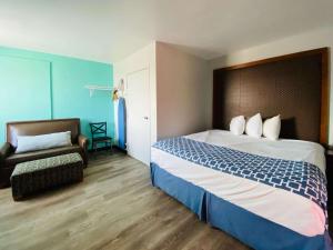 斯科茨斯格茨达尔老城罗德威旅馆的酒店客房设有一张大床和一张沙发。