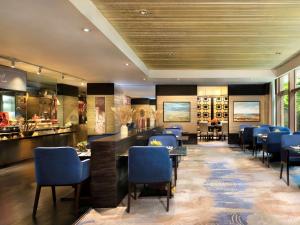 北京北京华彬费尔蒙酒店的一间设有蓝色桌椅的餐厅和一间酒吧