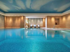 北京北京华彬费尔蒙酒店的蓝色水中的酒店的游泳池