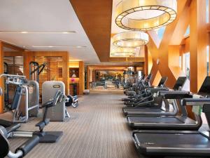 北京北京华彬费尔蒙酒店的健身房设有一排跑步机