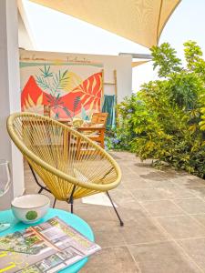 拉哈雷斯Casa Cocoon, Sun&Freedom, 8 mn from beaches, internet fiber的庭院里的桌椅