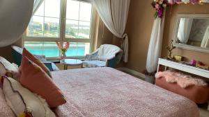 阿卜杜勒国王经济城B-LBAIT KAEC Honeymoon Style for family的一间卧室设有一张大床和一个窗户。