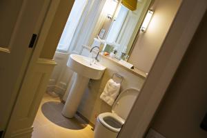 达灵顿洪德加特联排别墅酒店的一间带水槽和卫生间的小浴室