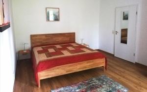 巴伦施泰特Goethestraße 9的一间卧室配有一张带木制床头板的床