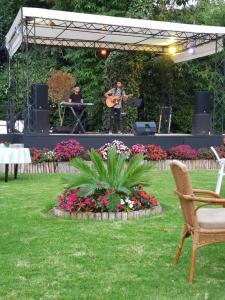 丹吉尔El Oumnia Puerto & Spa的花园中的一个舞台上演奏的乐队
