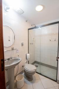 尤西德福拉塞拉诺酒店的浴室配有卫生间、盥洗盆和淋浴。