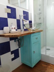 皮耶韦佩拉戈B&B Alle Betulle的浴室配有蓝色水槽和淋浴。