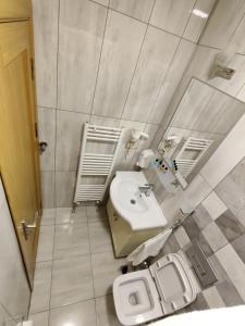 安卡拉CONCEPT HoUSE的浴室配有白色水槽和卫生间。