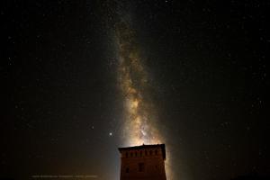 Peñarroya de TastavinsMasia Del Aragones的星夜,在一座建筑物上流 ⁇ 的路上