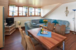 多瑙河畔诺伊施塔特Haus Sabine的客厅配有桌子和沙发