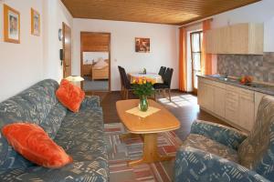 多瑙河畔诺伊施塔特Haus Sabine的客厅配有沙发和桌子
