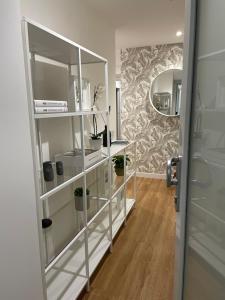 卡利亚里Vento Suites的一个带植物架和镜子的房间