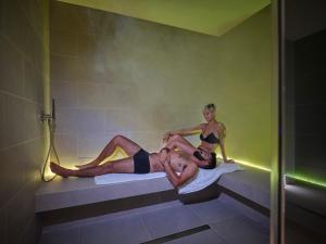 圣特奥多罗六边形酒店的浴缸里男女坐在一起
