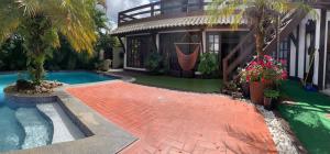 维多利亚Guesthouse Mata da Praia的房屋旁带游泳池的房子