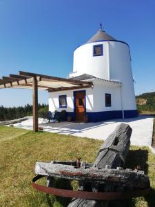 São BartolomeuThe Windhouse的灯塔前面设有长凳