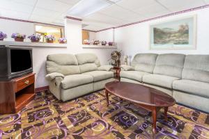 桑福德桑福德戴斯酒店的带沙发、桌子和电视的客厅