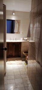 蒙得维的亚欧陆酒店的一间带水槽、卫生间和镜子的浴室