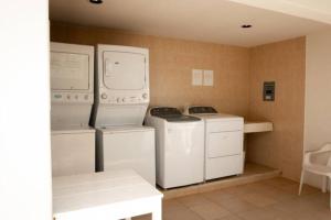 圣克鲁斯华特库Condo Acatlán的洗衣房配有白色洗衣机和烘干机
