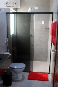 南蒂包Vilamar的带淋浴、卫生间和红色地毯的浴室