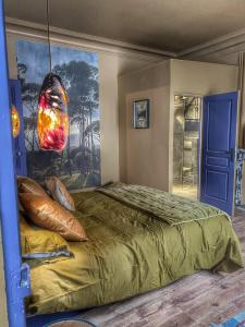 加来AZAL1889的卧室配有一张床,墙上挂有绘画作品