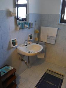 科斯基努Helios Rhodos Apartments的白色的浴室设有水槽和镜子