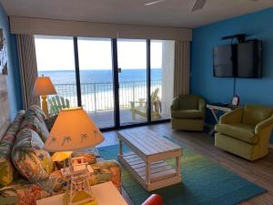 Updated Condo. Great for families. Seaside Beach and Racquet Club 5717的休息区
