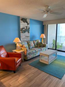 Updated Condo. Great for families. Seaside Beach and Racquet Club 5717的休息区