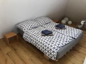 多瑙河畔克雷姆斯Loft Dachsberg的一间卧室配有一张床,上面有两条毛巾