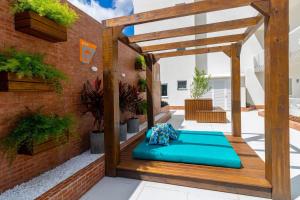 帕苏丰杜Mood Independência - Aptos centrais e completos的一个带蓝色沙发的庭院凉亭