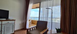库列拉Apartamentos Florazar II的客房设有椅子和海景窗户。
