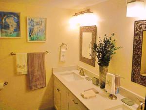 East EndLuxury Sapphire Beach Resort and Marina 1BR VII的一间带水槽和镜子的浴室