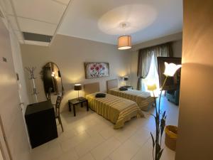 科皮托AFFITTACAMERE POPLETUM的酒店客房设有两张床和电视。