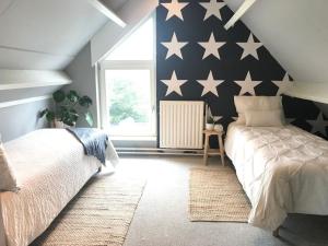 赞德沃特Time Out Beach House的卧室配有一张床,墙上挂着星星