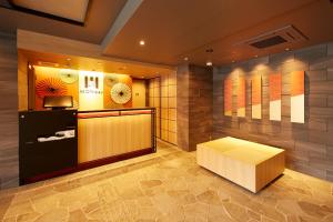京都MONday Apart Premium KYOTO Station的大厅,大厅里设有柜台和桌子