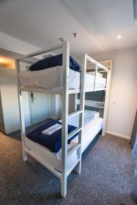 基督城Hotel Give的小型客房配有两张双层床,
