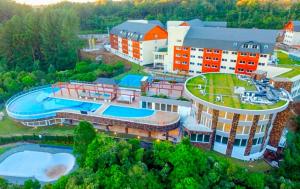 格拉玛多Golden Laghetto Resort Gramado的享有带游泳池的建筑的空中景致