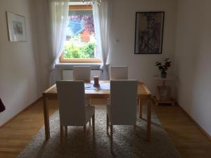 Sankt Paul im LavanttalMILLIEs hosting - Familienurlaub mit Hund in Kärnten的餐桌、椅子和窗户