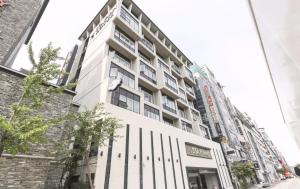 金海市Gimhae Jangyu Stayin Hotel的街道边的白色大建筑