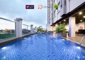 泗水瑞士贝林泗水唐均苏拉巴亚酒店的大楼内的大型游泳池