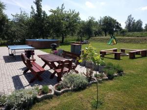HeřmaničkyHoliday House Adrelot的公园里的野餐桌和长椅