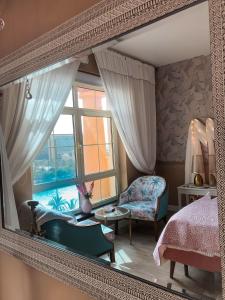阿卜杜勒国王经济城B-LBAIT KAEC Honeymoon Style for family的镜子反射着卧室,卧室配有床和窗户