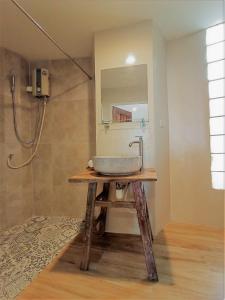 象岛Saffron On The Sea Resort的一间带水槽和镜子的浴室