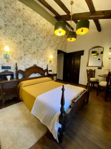 Santa Maria de Arzua布兰达里兹之家酒店的一间卧室,卧室内配有一张大床