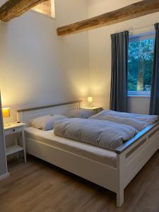瓦尔斯罗德Ferienwohnung Eddelhoff的一间卧室设有一张床和一个窗口