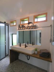 鹅銮鼻墾丁包棟民宿哪尼 - 2位即可包棟的一间带水槽和镜子的浴室